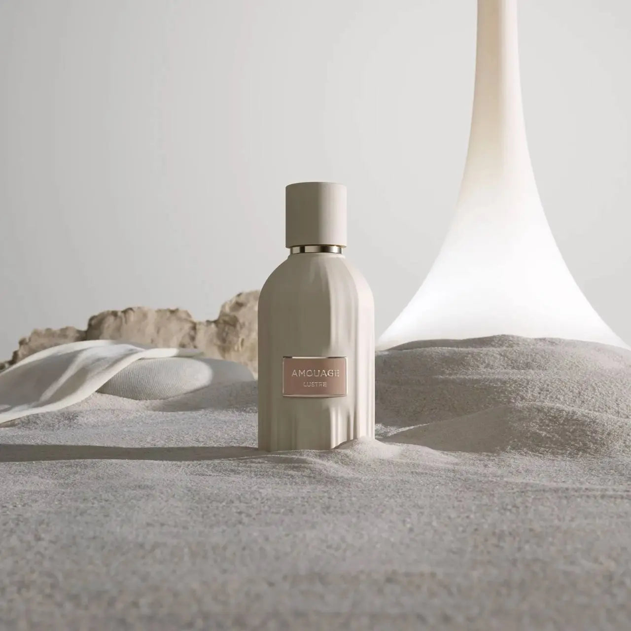 בקבוק Lustre Amouage – זווית אלגנטית