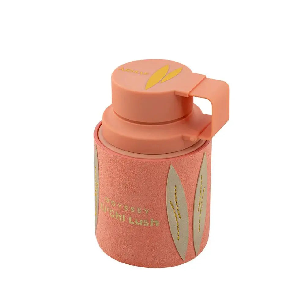 בושם Odyssey Li'chi Lush (אודיסי ליצ'י לאש) יוניסקס בנפח 100 מ"ל, זווית צילום מחמיאה המדגישה את הסטייל המודרני של המותג.