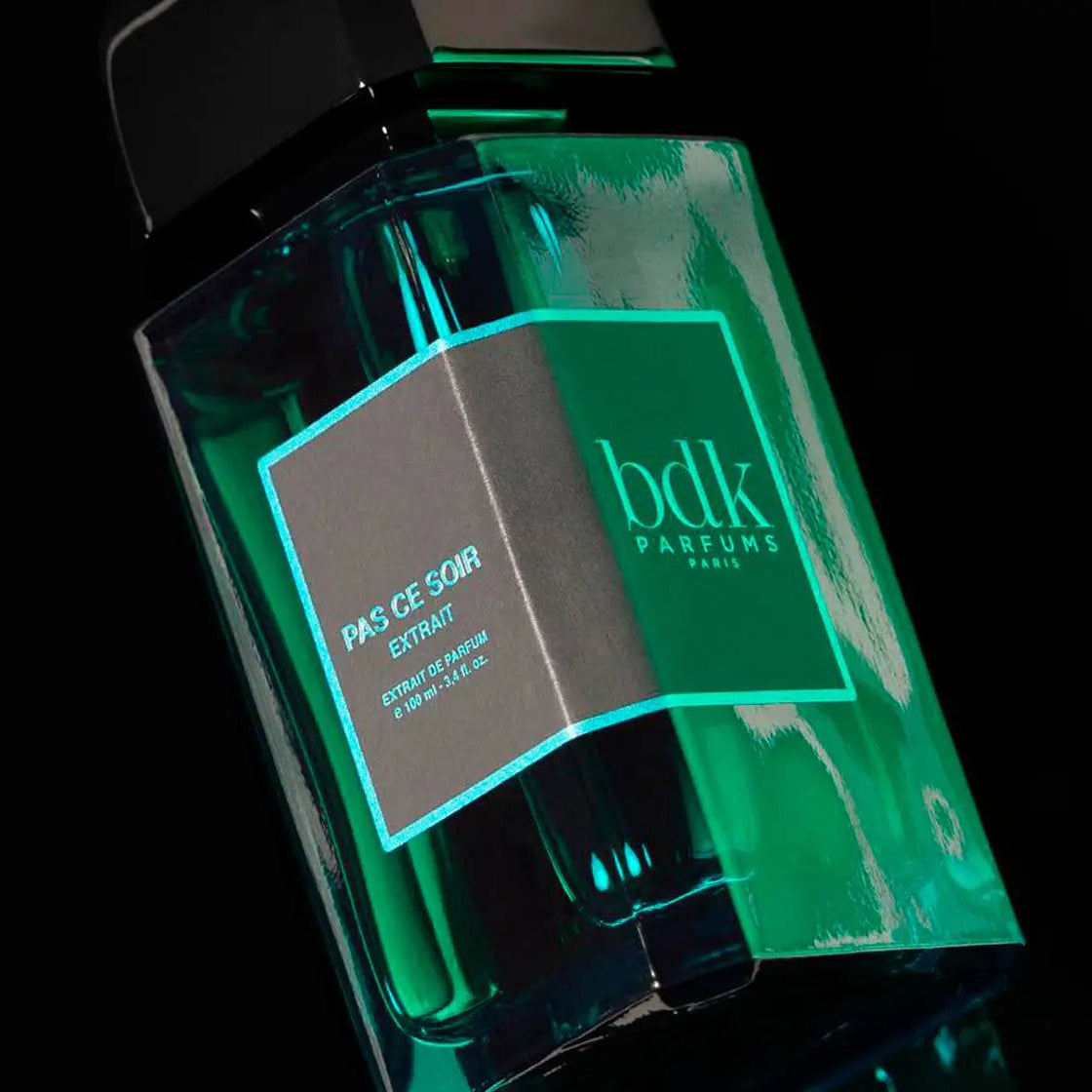 תקריב תווית הבקבוק Pas Ce Soir Extrait BDK – מראה יוקרתי ומדויק
