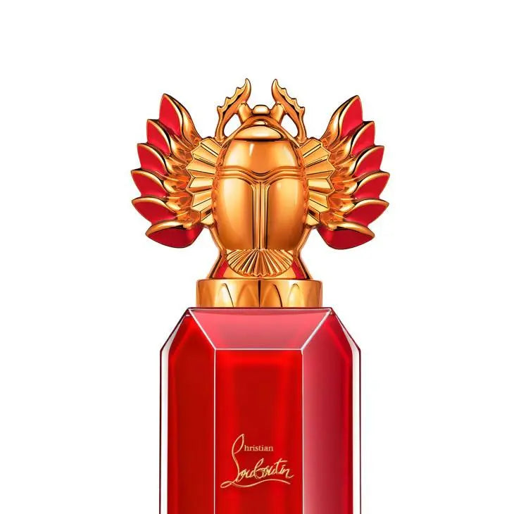 תקריב תווית הבקבוק Loubicharme Christian Louboutin – מראה יוקרתי ומדויק
