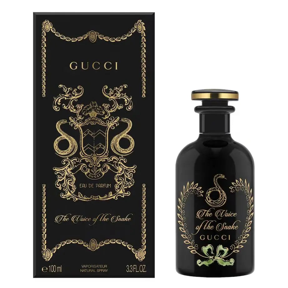 תקריב תווית הבקבוק The Voice Of The Snake Gucci – מראה יוקרתי ומדויק