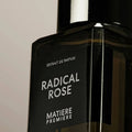 תקריב תווית הבקבוק Radical Rose Extrait Matiere Premiere – מראה יוקרתי ומדויק