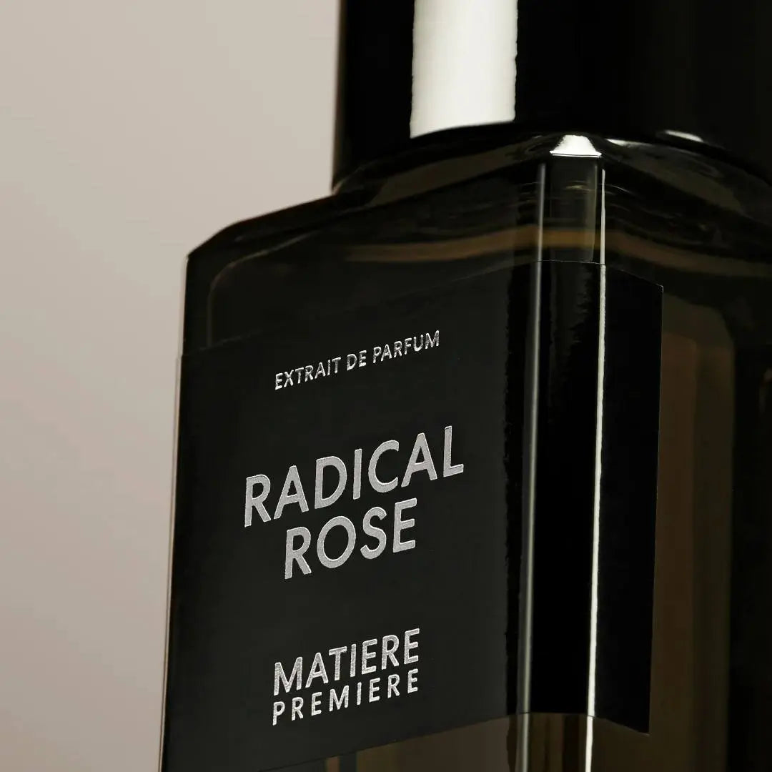 תקריב תווית הבקבוק Radical Rose Extrait Matiere Premiere – מראה יוקרתי ומדויק