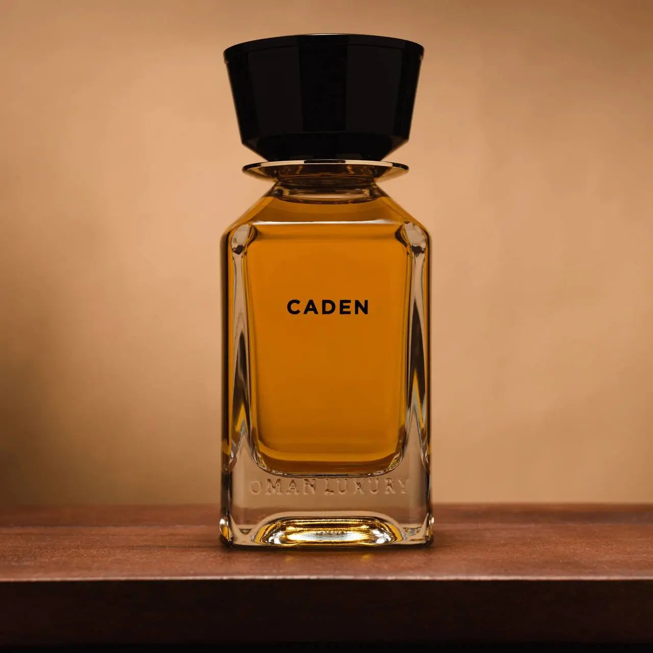 תקריב מכסה הבקבוק Caden Omanluxury – גימור יוקרתי ומלוטש