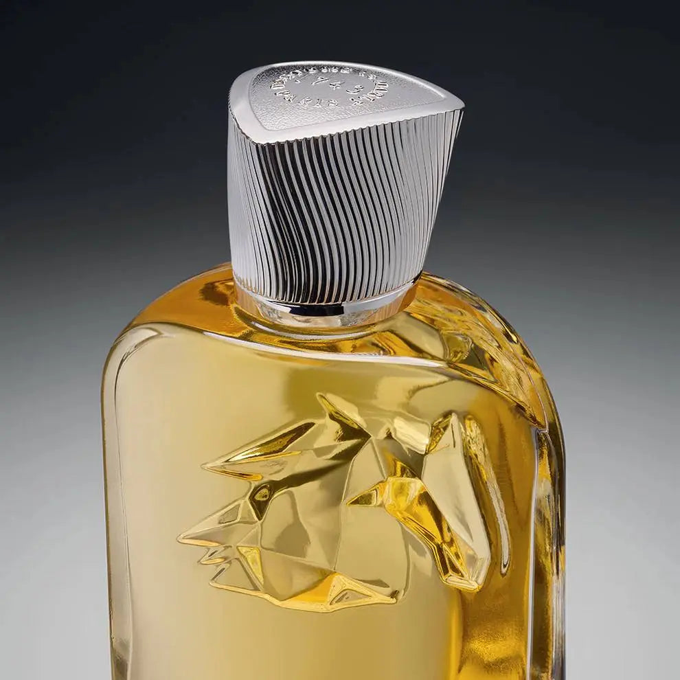 תקריב על הפקק המעוצב והמתז של בושם Eragon (ארגון) Parfums de Marly יוניסקס 100 מ"ל, לפיזור עשיר, מדויק ואחיד של הניחוח.