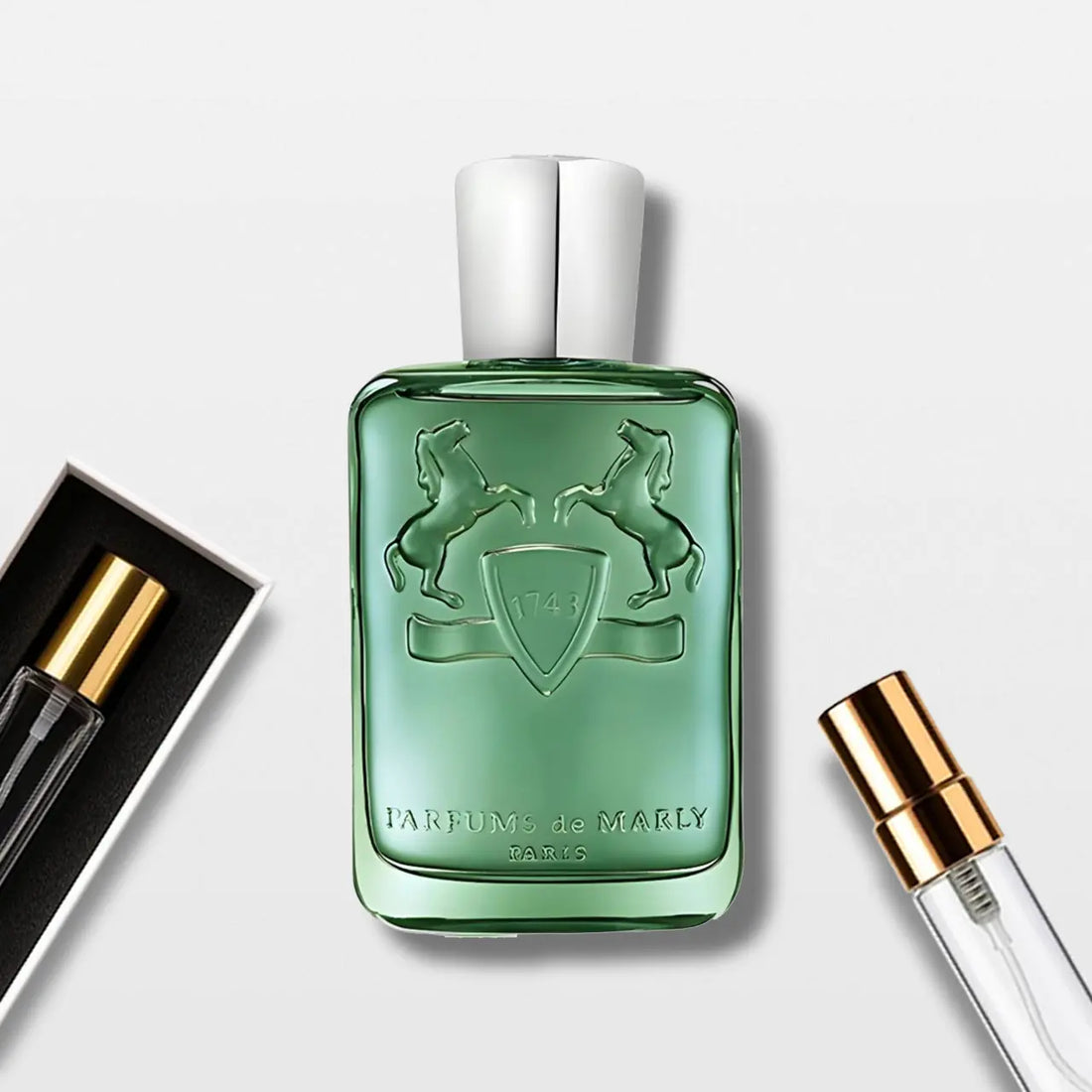 בושם Greenley (גרינלי) מבית Parfums de Marly יוניסקס. מבט חזיתי על בקבוק היוקרה הירוק והמרענן שמבטיח שובל ריח ייחודי.