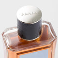 תקריב מכסה הבקבוק Day For Night Prada Olfactories – גימור יוקרתי ומלוטש