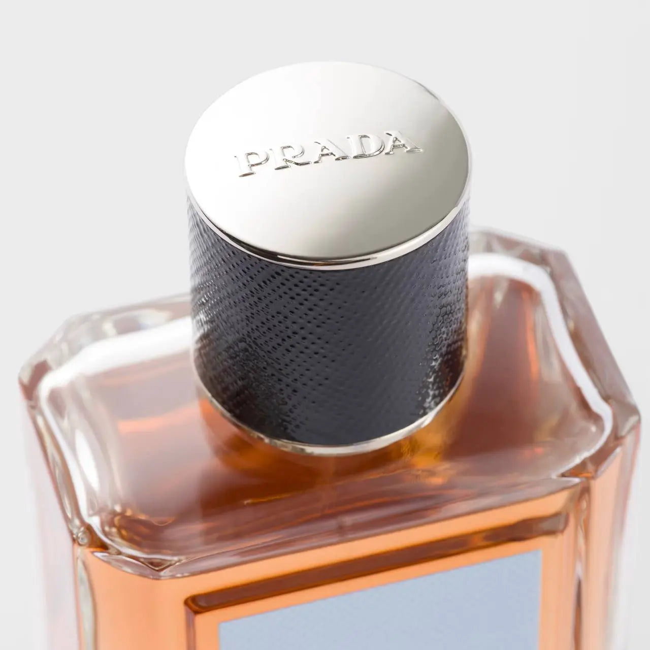 תקריב מכסה הבקבוק Day For Night Prada Olfactories – גימור יוקרתי ומלוטש